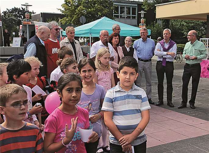Der Sprecher der Bürgerprojektgruppe Merl-Steinbüchel, Peter Stumph (mit Mikrofon), begrüßt die Gäste zum 13. Merler Bürgerfest in der Herold-Passage.