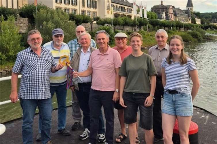Der Sprecher der Senatoren, Herry Schmitz, überreicht den Schlüssel an den Vorsitzenden André Morfeld. Foto: privat