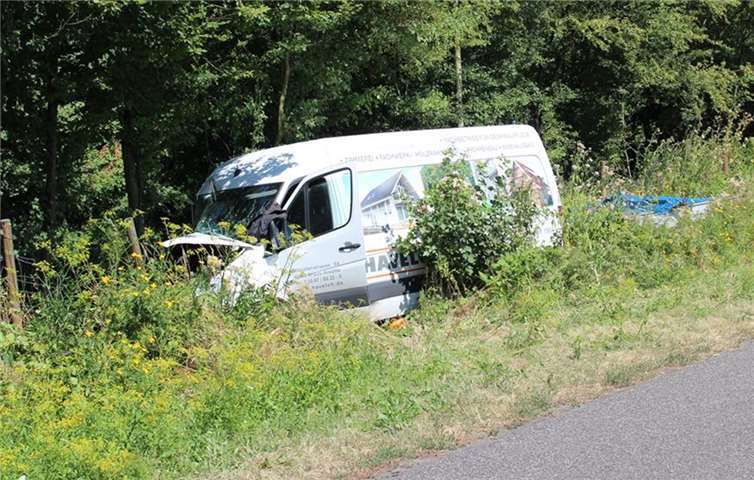 Der Sprinter war samt Anhänger von der Fahrbahn abgekommen und gegen einen Baum geprallt. Foto: Polizei