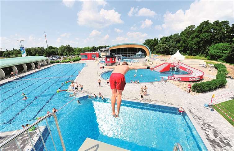 Der Sprungturm gehört fraglos zu den neuen Attraktionen der Deichwelle.  Privat