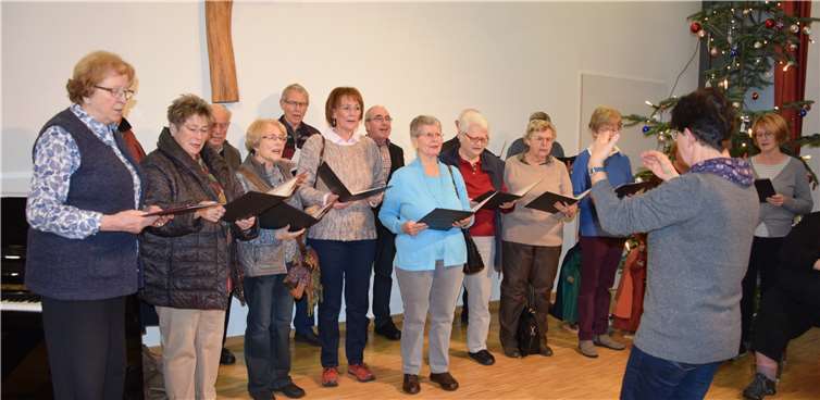 Der St. Albert Chor lud die Gäste zum gemeinsamen Singen ein. -UBU-