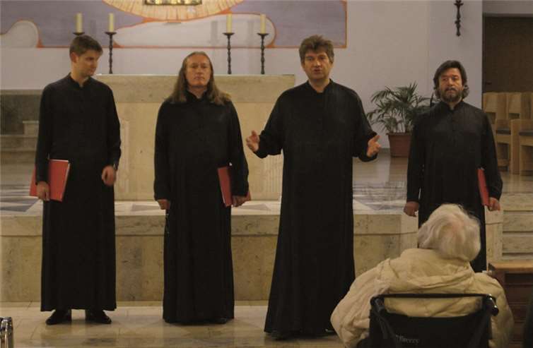 Der St. Daniels Chor aus Moskau überzeugte im Kloster Ebernach mit überwiegend russischen Weisen und Kirchenliedern. TT