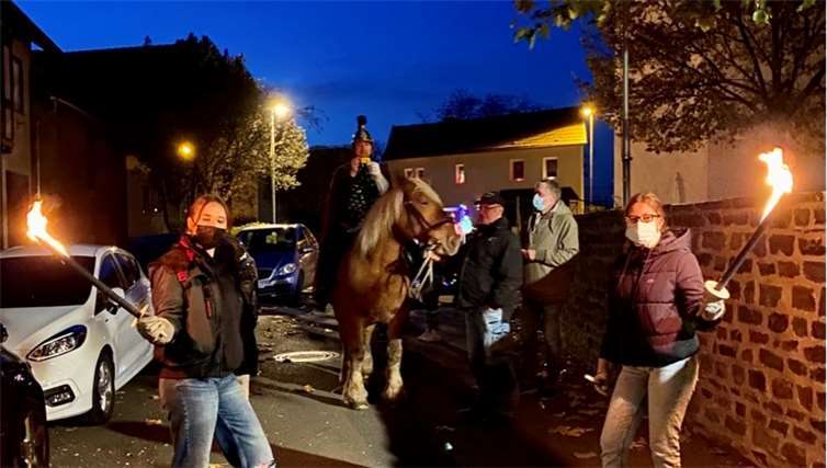 Der St. Martin ritt hoch zu Ross zu den Kindern und Senioren und brachte Wecken.Fotos: Privat