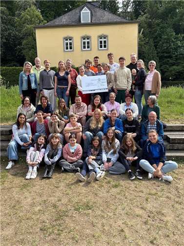 Der St. Martins Chor Bad Ems beim Probenwochenende im Haus Wasserburg in Vallendar – dank der großzügigen Spende des SI Club Koblenz können viele Kinder nun professionelle Stimmbildung erhalten.  Foto: Dr. B. Schafenberger