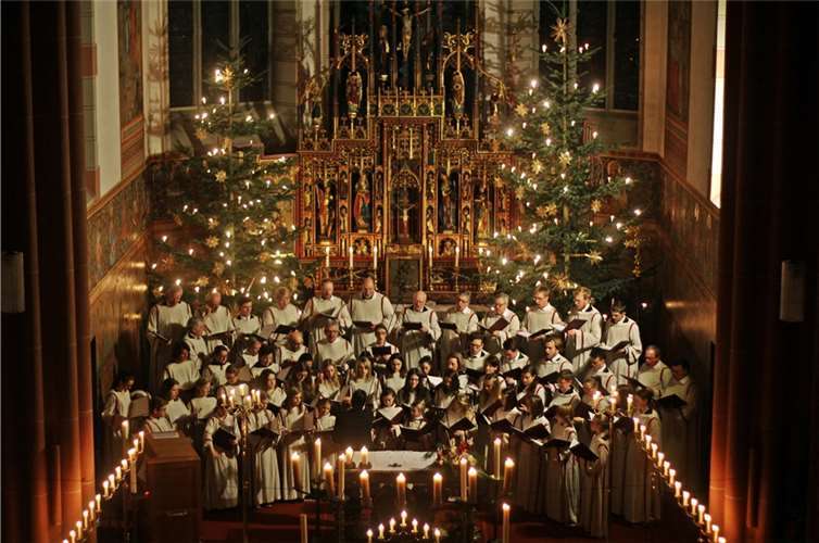 Der St.-Martins-Chor beim traditionellen Lichterkonzert in der Pfarrkirche zu St. Martin unter der Leitung von Kantor Lutz Brenner. WW - Willi Willig
