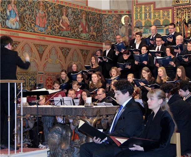 Der St. Martinschor mit den Solisten, dirigiert von Lutz Brenner. MFU