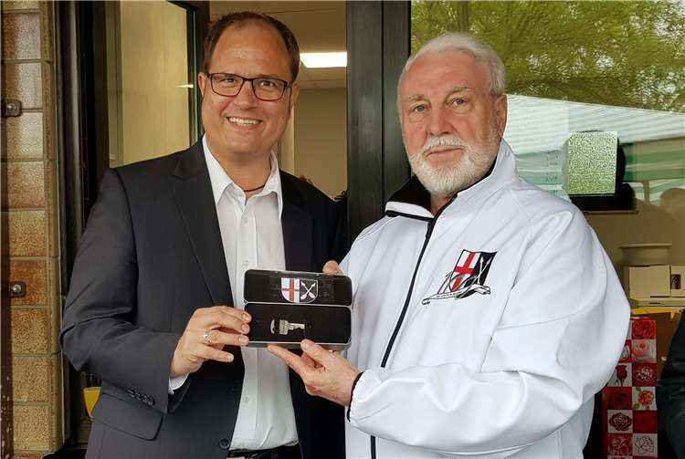 „Durststrecke für den Verein“ endlich vorüber  Der St. Sebastianer Ortsbürgermeister Marco Seidl (l.)überreichte symbolisch den Schlüssel für das grundsanierte Sportlerheim an den Vorsitzenden des TuS St. Sebastian Arno Ackermann.