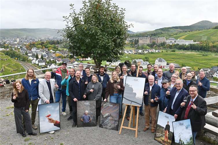 Der Staatssekretär Andy Becht mit dem Vorstand des Ahrwein e.V. und den interessierten Gästen war begeistert von der Umsetzung der neuen Markenstrategie. Foto: Hans Jürgen Vollrath