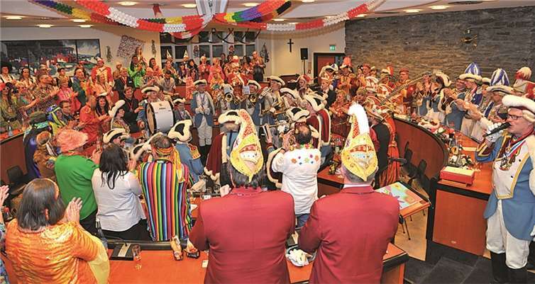 Der Stabsmusikzug der Prinzengarde enterte den von Hippies bevölkerten Ratssaal und brachte die Stimmung auf den Siedepunkt. Stadt Andernach/Maurer