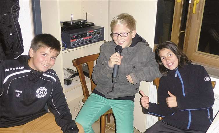 Der Stadionsprechernachwuchs: Leon Kirschbaum, Joel Welter und Emily Reuschenbach an ihrem neuen „Arbeitsplatz“ im Stadion.privat