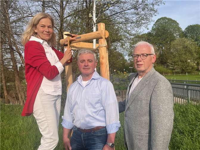 Der Stadtbürgermeister, Rolf Jung, bedankte sich für die gespendeten Linden, die nun den Eingang der Baumallee an der Wiesenstraße markieren. Quelle: Stadt Selters