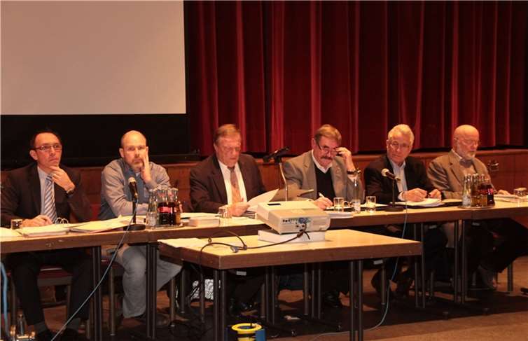 Der Stadtbürgermeister mit Beigeordneten und Verwaltungsfachleuten