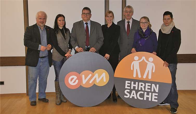 Der Stadtjugendring Bendorf e.V. bekommt eine Spende der evm in Höhe von 2.000 Euro überreicht. evm
