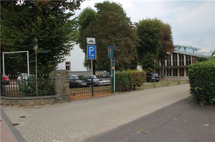 Der Stadtrat beschloss die Aufstellung eines Bebauungsplans für die weitere Entwicklung der Koblenzerstraße/Tempelgasse. Hinten rechts die Jahnhalle: wird sie saniert oder wird es einen Neubau vor den Römer-Thermen geben? Durch ein spezielles Städtebauprogramm könnten bis zu 90Prozent der Kosten gefördert werden.