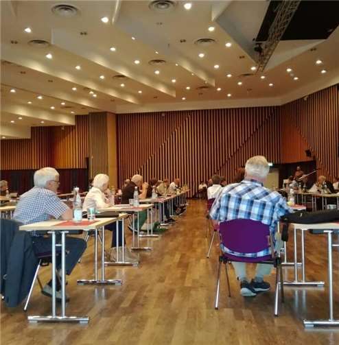 Der Stadtrat tagte im Großen Saal der Lahnsteiner Stadthalle. Foto: Eva Dreiser / Stadtverwaltung Lahnstein
