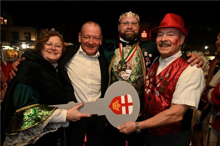 Der Stadtschlüssel ist übergeben.  Fotos: SK