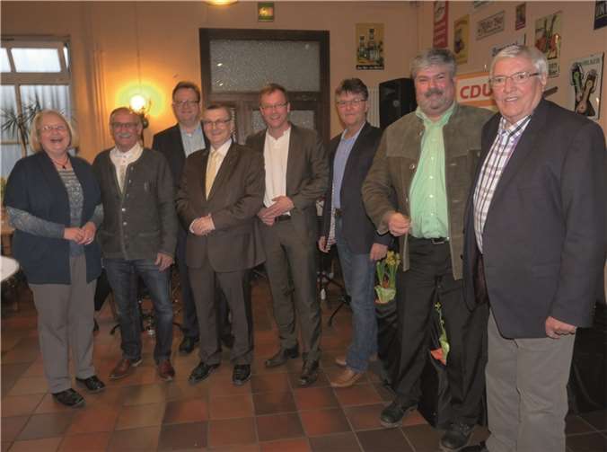 Der Stadtverbandsvorsitzende Ernst Einig (2.v.i.) freute sich, auch viele Ehrengäste aus der Politik begrüßen zu dürfen. SF