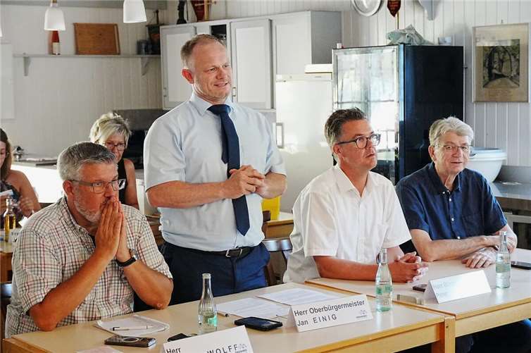 Neuwied: Verwaltung stand den Bürgern Rede und Antwort  Der Stadtvorstand, Oberbürgermeister Jan Einig, Bürgermeister Peter Jung und der Beigeordnete Ralf Seemann, stand den Bürgern Rede und Antwort.  Fotos: FF