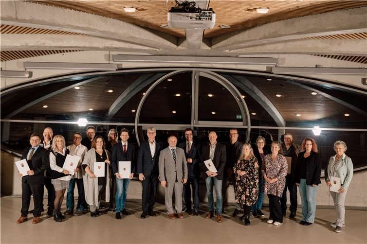 Der Stadtvorstand beglückwünschte die 14 Geehrte auf Schloss Monrepos.  Foto: Simon Zimpfer