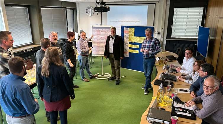 Der Stadtvorstand um OB Einig gratuliert Krisenstabsleiter Sebastian Wolff (mittig) und seinem interdisziplinären Team zur erfolgreichen Übung. Foto: Stadt Neuwied/Ulf Steffenfauseweh