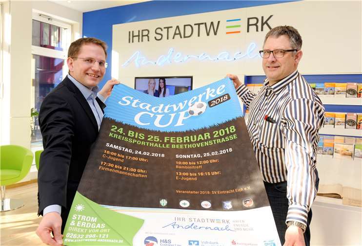 Der Stadtwerke-Geschäftsführer Lars Hörnig freut sich mit Andreas Lehmann des SV Eintracht Eich e. V., auf spannende Turniere beim Stadtwerke-Cup 2018.Meta Welling