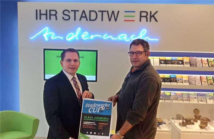 Der Stadtwerke-Geschäftsführer Lars Hörnig (links) freut sich mit Andreas Lehmann, Vorstandsvorsitzender vom Turnierausricher SV Eintracht Eich, auf spannende Turniere beim Stadtwerke-Cup 2016.privat