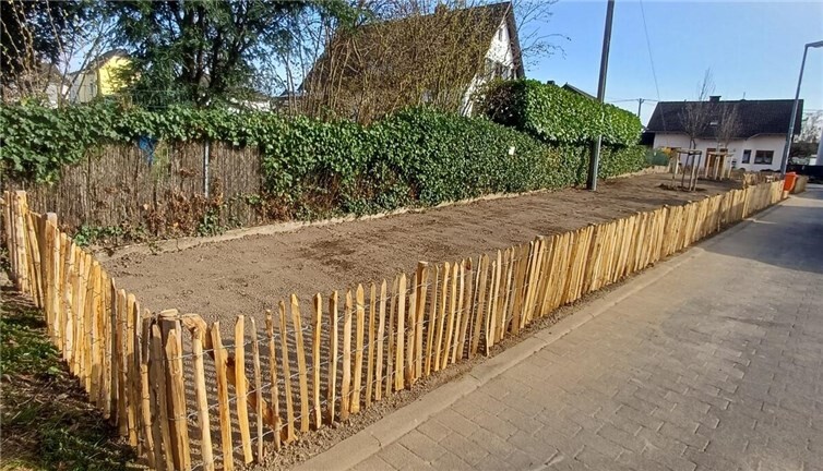 Der Staketenzaun schützt die Fläche sowohl vor Fahrzeugen als auch vor Tieren. 