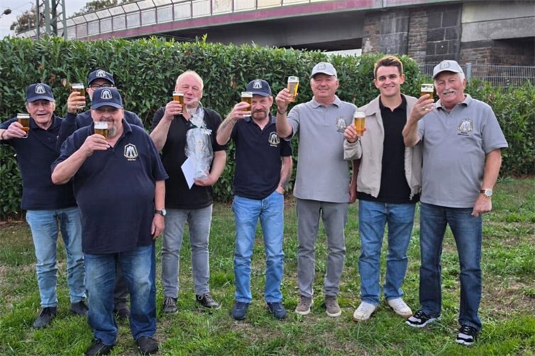 Der Stammtisch die Suffköpp mit Ihrem Stammtischwirt Jürgen Timpe sowie dem Vertreter der Hachenburgerbrauerei Ben Weiand