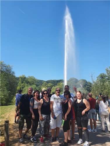 Der Stammtisch erlebte den Ausbruch des höchsten Kaltwassergeysirs der Welt.  Foto: privat