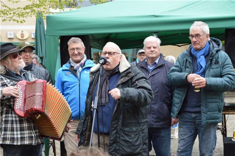 Der Stammtische „Ewige Lampe“ mit Rolf Plewa an der Quetsch (v.l.)Wolfgang Löffler, Klaus Schlich, Detlef Griesbach und Jan Aker.