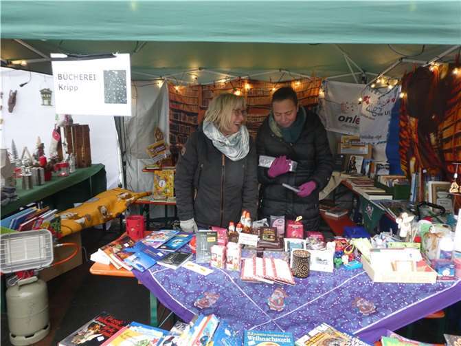 Der Stand der Bücherei auf dem Kripper Weihnachtsmarkt mit Waltraud Mertens vom Weltladen-Team und Stefani Jürries vom Bücherei-Team.  Foto: Walburga Greiner