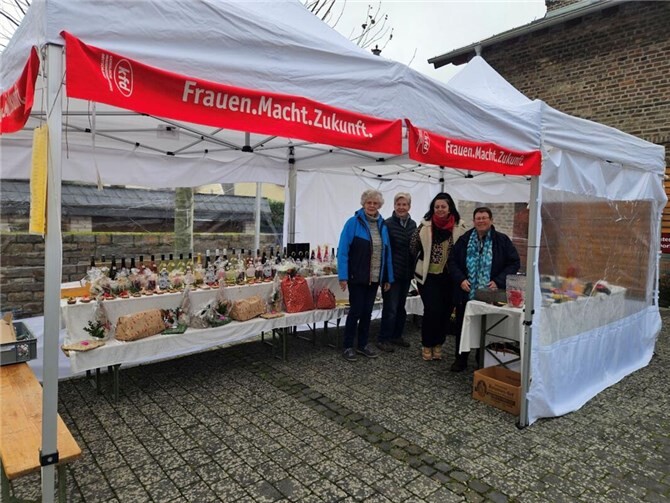 Der Stand der kfd am Leutesdorfer Weihnachtsmarkt.  Foto: Ellen Schimikowski