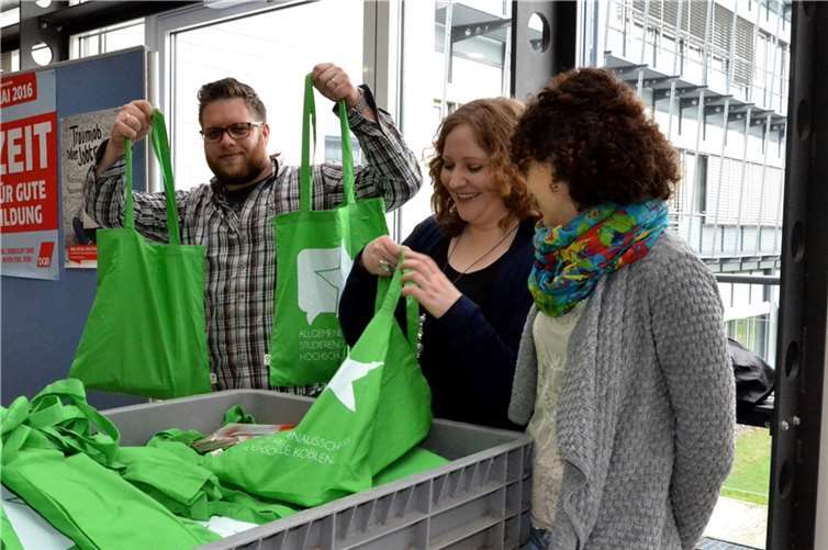 Der Stand des Allgemeinen Studierendenausschuss (AStA) bei der Ausgabe der AStATüten.