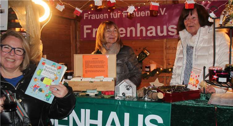Der Stand des Frauenhauses - Frauen für Frauen e. V. bietet ein breites Angebot von selbst eingekochten Marmeladen und raffinierten Saucen bis hin zu Büchern - alles für den guten Zweck.