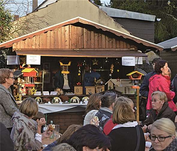 Der Stand des Jugendhilfevereins auf dem Martinsmarkt in Löhndorf mit Artikeln aus dem Projekt „Holz“, die durch Fachanleiter Daniel Leipold präsentiert wurden.