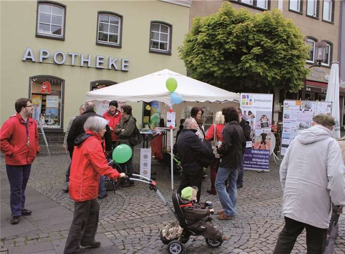 Der Stand des Lokalen Teilhabekreises „Mayen verbindet“ in der Mayener Fußgängerzone informiert Bürger über die Ziele des Europäischen Protesttags zur Gleichstellung von Menschen mit Behinderung.privat