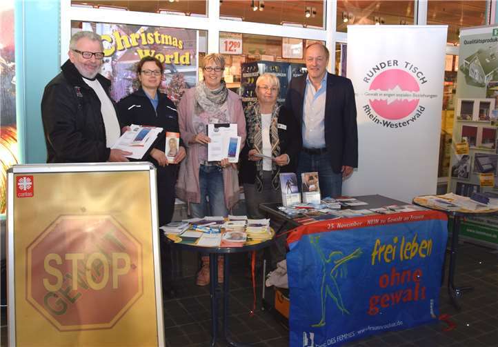 Der Stand im Vorteilcenter in Asbach mit Dr. Jürgen Mertens (re).