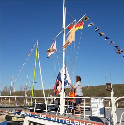 Der Stander des YCM wurde durch den Jugendwart mit den Jugendlichen ein geholt.  privat