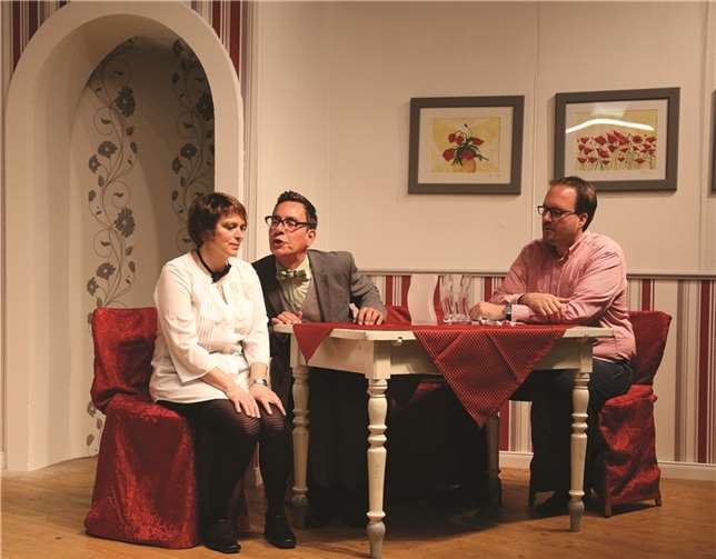 Der Standesbeamte Hugo Bettenmacher führt ein seltsames Ehegespräch mit Max und Isabell.