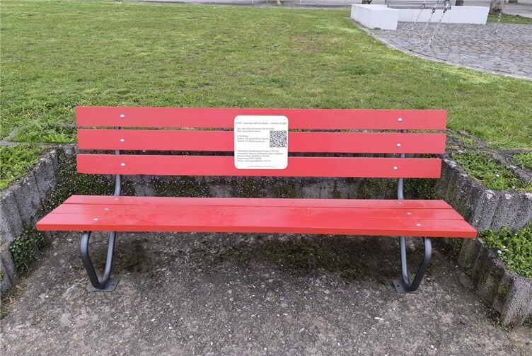 Der Standort am Rheinufer wurde bewusst gewählt: Als stark frequentierter Aufenthaltsort bietet er eine hohe Sichtbarkeit und lädt Bürgerinnen und Bürger dazu ein, sich mit dem Anliegen auseinanderzusetzen.