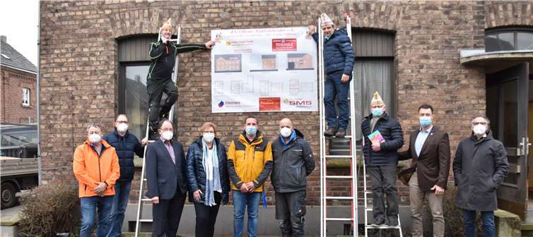 Der Start der Baumaßnahmen fand im Beisein der beauftragten Baufirmen und Bürgermeisterin Petra Kalkbrenner statt. Foto: EICH