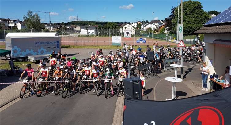 Der Start des 0Xen-Trails am Sportplatz.Fotos: privat