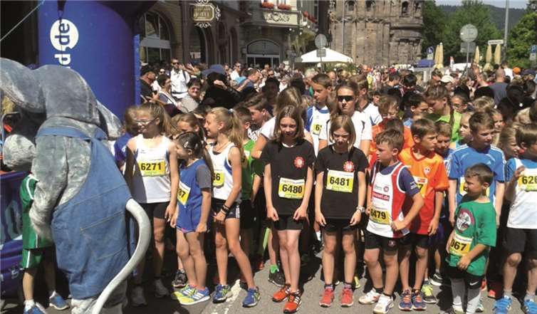 Der Start erfolgte vor dem Hintergrund der Porta Nigra mit 438 Teilnehmern, darunter auch drei vom TV Cochem: Sarah Gräf (Startnummer 6480), Josi Balles (6481) und Mathis Mohr (6479). privat