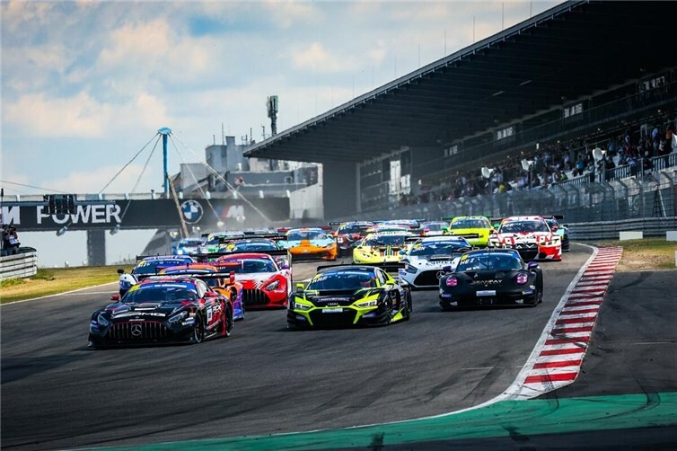 Der Start in eine gelungene Premiere der Michelin 12H Nürburgring. 