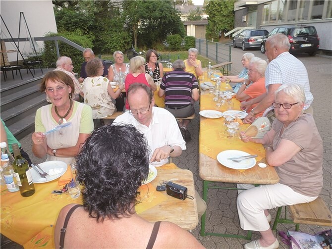Der Start ins zweite Halbjahr wurde mit einem Grillfest begangen. privat