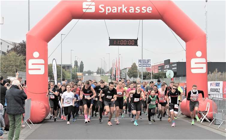 Der Start mit 150 Frauen, Männern und Jugendlichen (Kinder- und Jugendläufe fanden diesmal nicht statt) in der Gebrüder-Pauken-Straße zum 5.000-Meter-FirmenLauf gehörte zweifellos zu den Höhepunkten des 9. Sparkassen-Gewerbeparklaufes am 10. Oktober.Fotos: privat