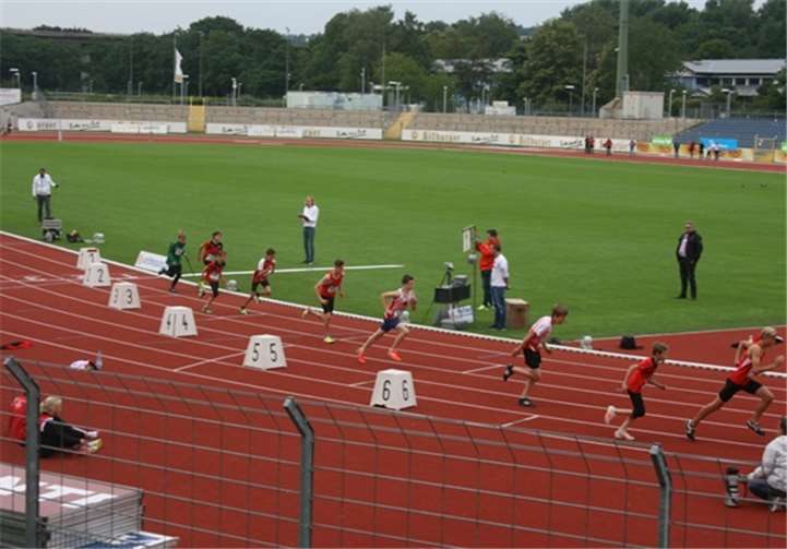 Der Start zum 800-m-Lauf mit Luca Savioli auf Bahn 4. privat