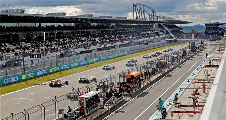 Der Start zum „Formula 1 Aramco Großer Preis der Eifel“ fand unter den Augen von 13.500 Zuschauern statt - unter Einhaltung des Nürburgring-Hygienekonzepts. Foto: Nürburgring