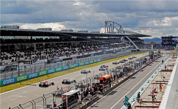 Der Start zum „Formula 1 Aramco Großer Preis der Eifel“ fand unter den Augen von 13.500 Zuschauern statt - unter Einhaltung des Nürburgring-Hygienekonzepts. Fotos: Nürburgring