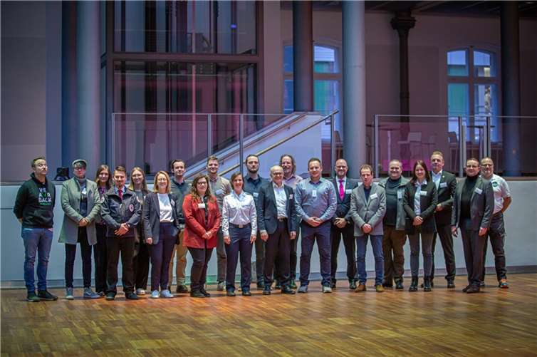 Der „Startschuss“ für das Bundesprojekt „KatHelfer-PRO“ fiel Mitte Februar in Berlin. Mit dabei waren auch Vertreter der Kreisverwaltung Ahrweiler (links im Bild), des Helfer Shuttles und der Helfer-Stab gGmbH.  Foto: mc-quadrat